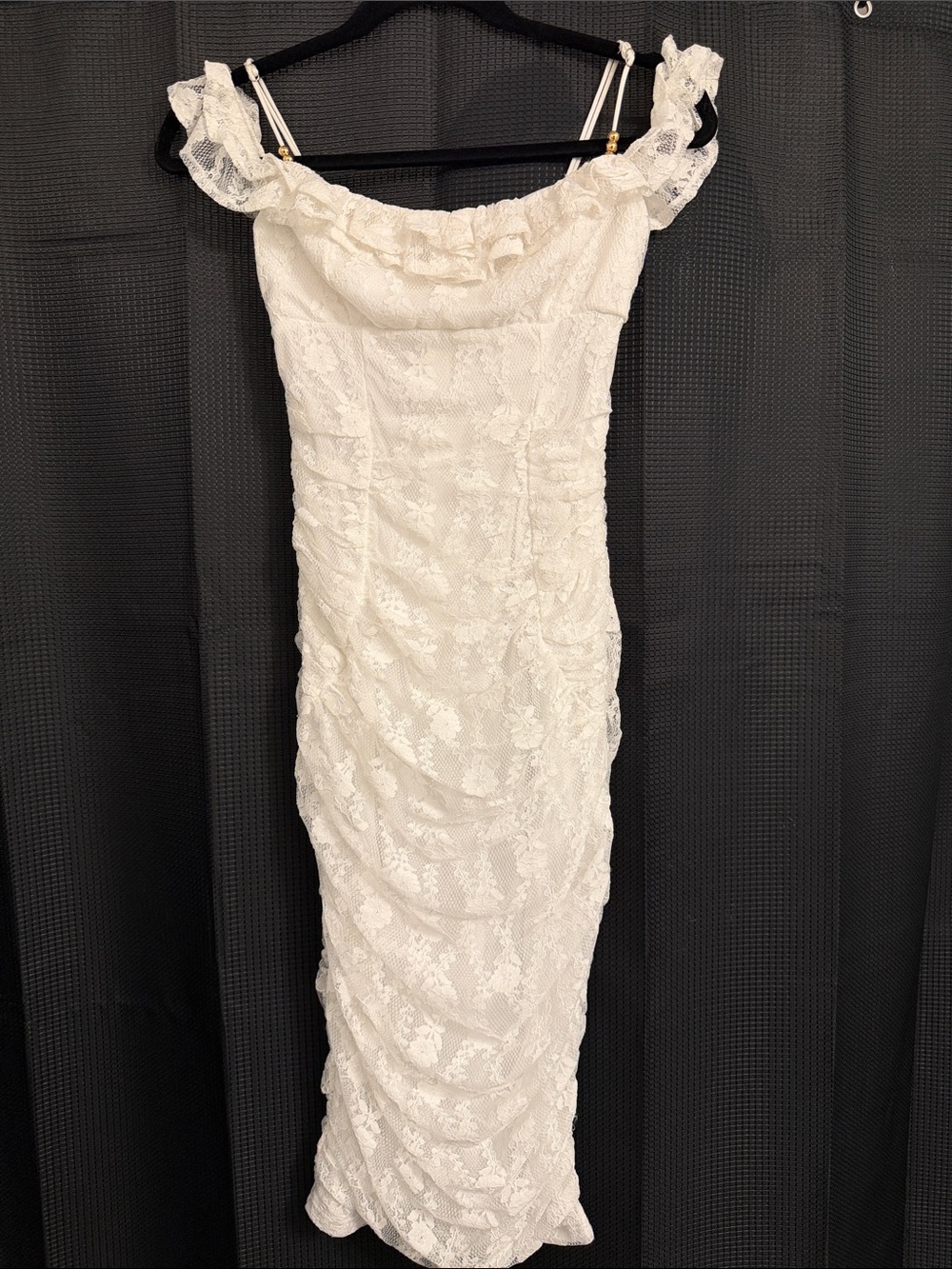 Selfie Leslie White One-Shoulder Lace Midi Dress